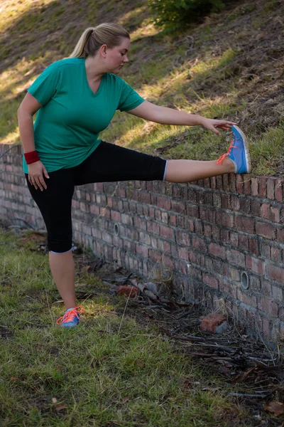 Kvinnan utför stretching motion — Stockfoto