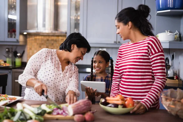 Mehrgenerationenfamilie bereitet zu Hause Essen zu — Stockfoto