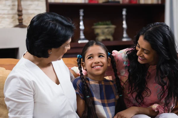 Ragazza carina con madre e nonna — Foto Stock