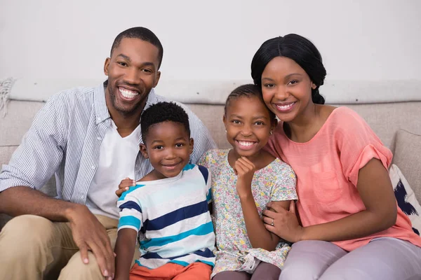 Familie zitten op de bank thuis — Stockfoto