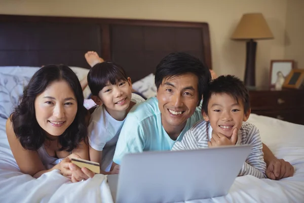 Dizüstü bilgisayarda çevrimiçi alışveriş yaparken aile — Stok fotoğraf