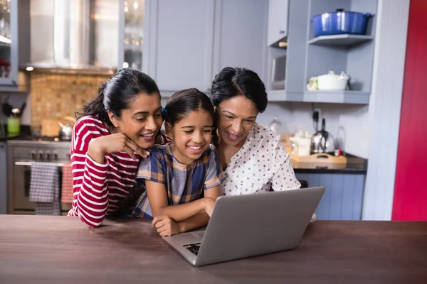 Dizüstü bilgisayar kullanarak çoklu nesil aile — Stok fotoğraf