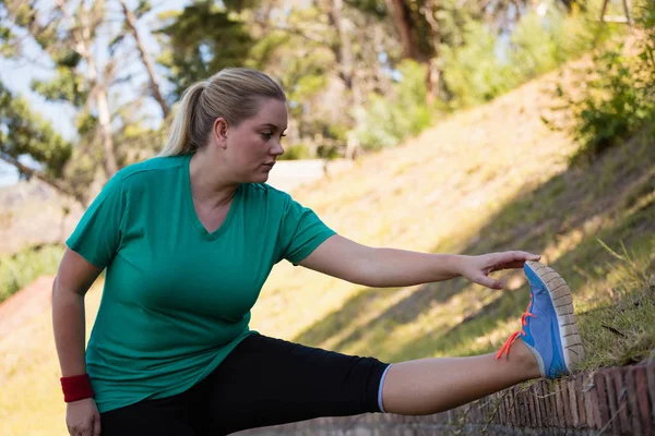 Vrouw stretching oefening uitvoeren — Stockfoto