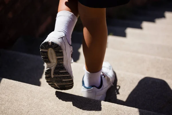 Kid moving down staircase during obstacle course — Stock Photo, Image