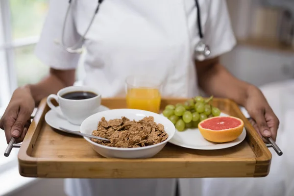 Nurse holding breakfast tray — Stock Photo, Image