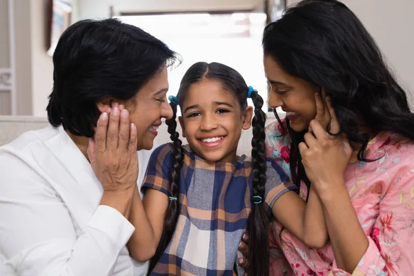 Menina sorridente com mãe e avó — Fotografia de Stock