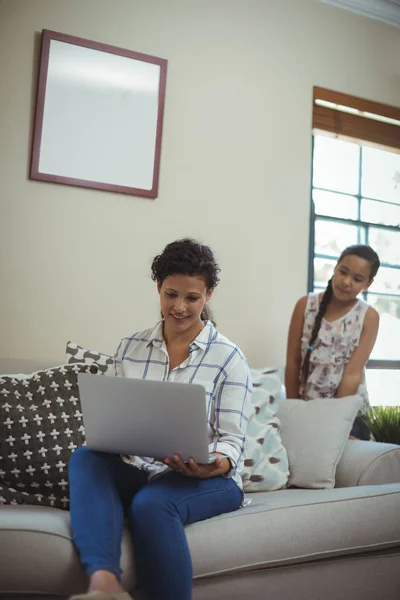 Moeder en dochter met laptop in de woonkamer — Stok fotoğraf