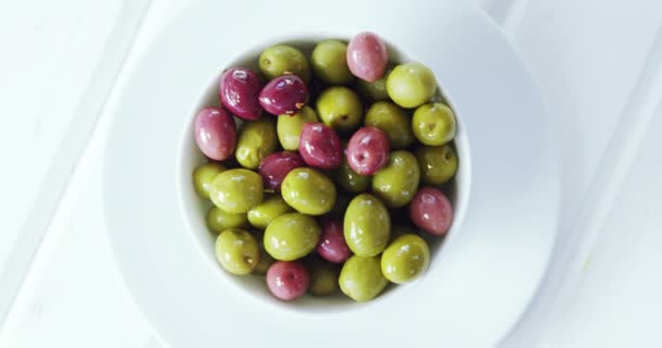 Olive tapas in een kom — Stockvideo