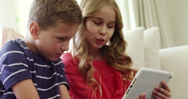 Frères et sœurs utilisant une tablette numérique dans la chambre — Video