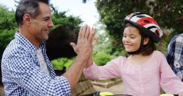 Flicka sitter på en cykel — Stockvideo