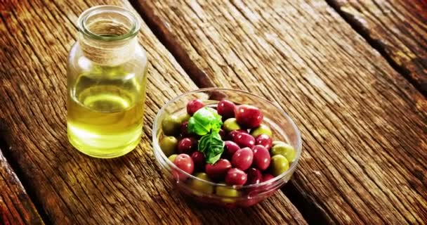 Миска оливок и оливкового масла — стоковое видео