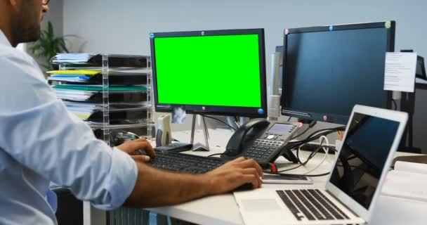 Mannelijke uitvoerend bezig met laptop — Stockvideo