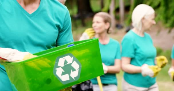 Εθελοντής εκμετάλλευση κάδο ανακύκλωσης στο πάρκο — Αρχείο Βίντεο
