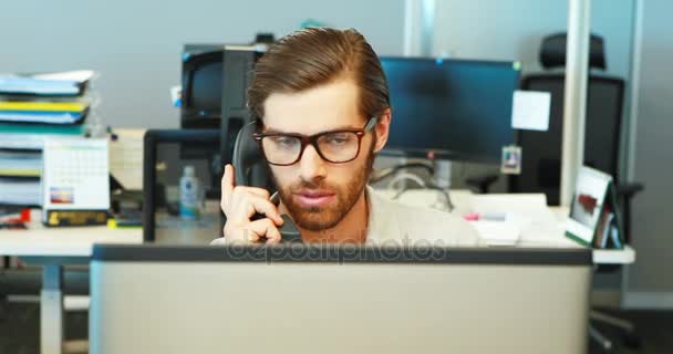 Hombre ejecutivo hablando por teléfono en el escritorio — Vídeo de stock