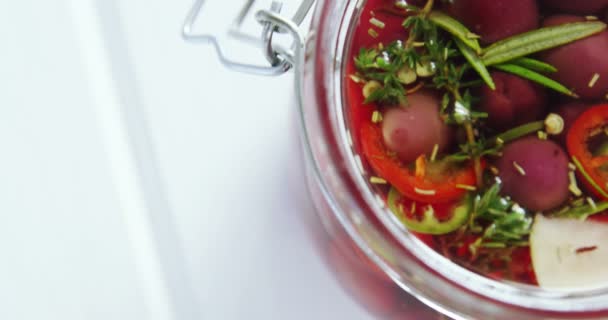 腌的橄榄和草药在一个罐子里 — 图库视频影像