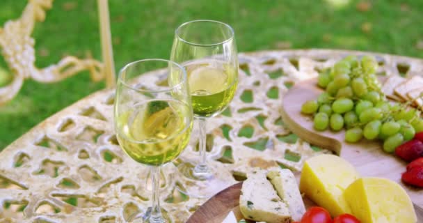 Comida y copas de vino en la mesa — Vídeo de stock