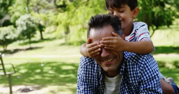 Pojke som täcker hans fäders ögon — Stockvideo