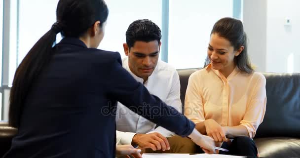 Compañeros de negocios que interactúan entre sí — Vídeos de Stock