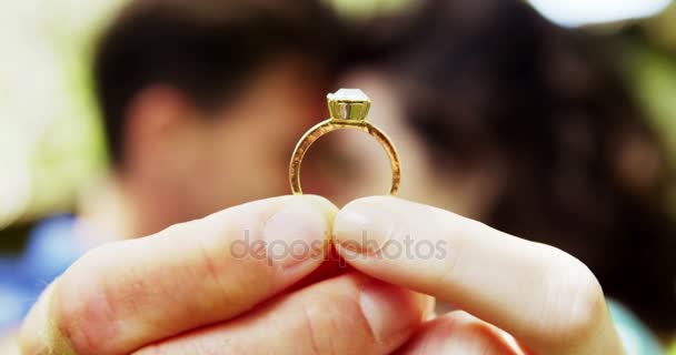 Pareja romántica celebración anillo de compromiso — Vídeo de stock