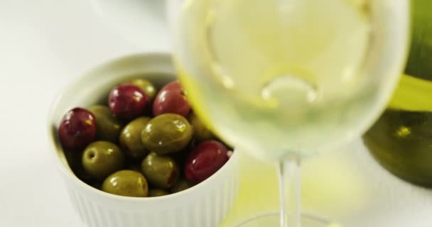 Bowl of olives and wine — Stock Video