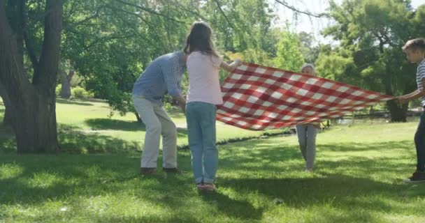 Mehrgenerationenfamilie legt Decke auf — Stockvideo