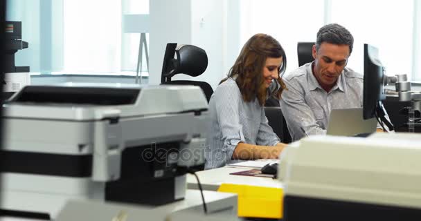 Collega's bespreken over laptop — Stockvideo