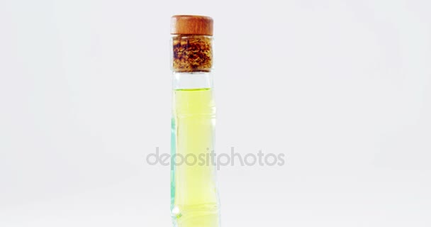 Hierbas, aceitunas verdes y botella de aceite de oliva — Vídeo de stock