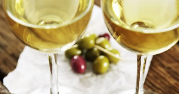 Twee wijnglazen geserveerd met olijven — Stockvideo