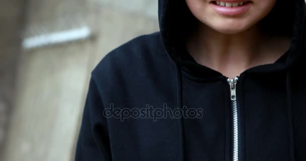 Девушка в черной куртке с капюшоном — стоковое видео
