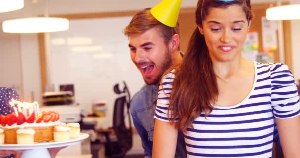 Equipo de negocios celebrando el cumpleaños de sus colegas — Vídeos de Stock