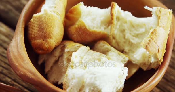 Tapas de azeitona e pedaços de pão — Vídeo de Stock