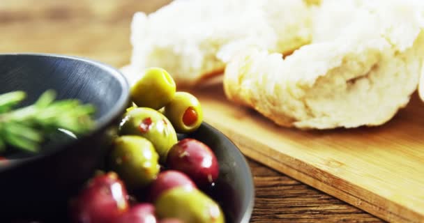 Pain, olives et romarin — Video