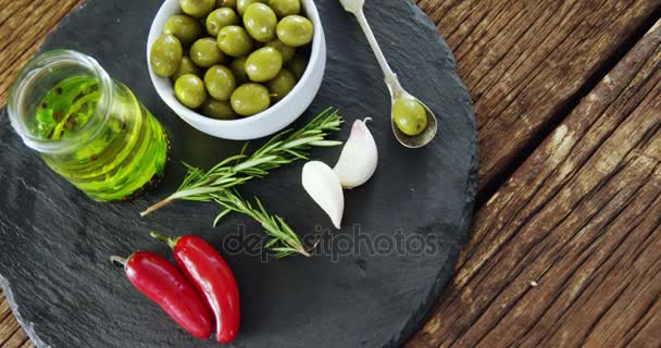 Vari ingredienti tenuti su tavola di pietra — Video Stock