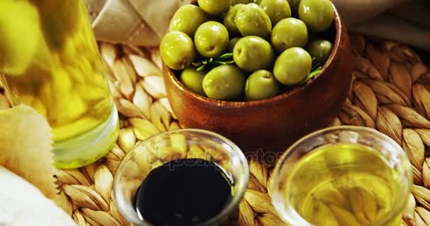 Ingredientes aceitunas verdes, aceite y salsa de soja — Vídeo de stock
