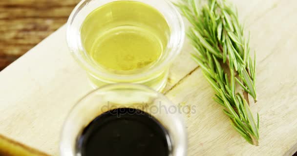 Розмарин, оливковое масло и маринованные оливки — стоковое видео