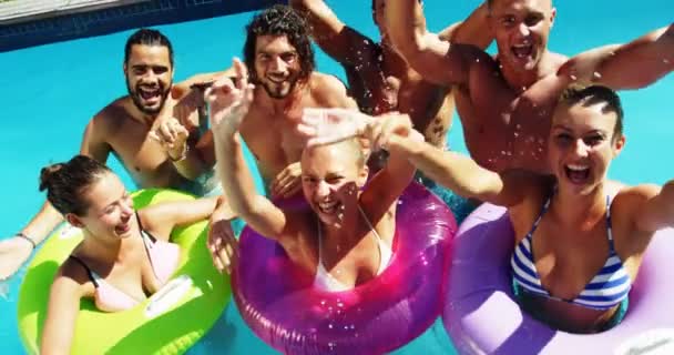 Amigos se divertindo juntos na piscina — Vídeo de Stock