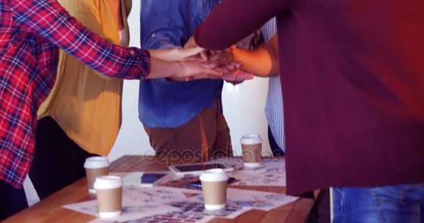 Επαγγελματικούς συνεργάτες σχηματίζοντας χέρι στοίβα — Αρχείο Βίντεο