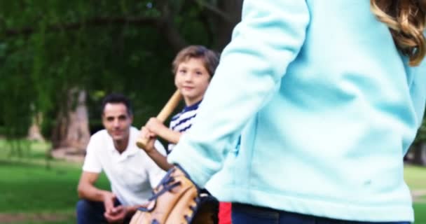 Familie spelen honkbal in het park — Stockvideo