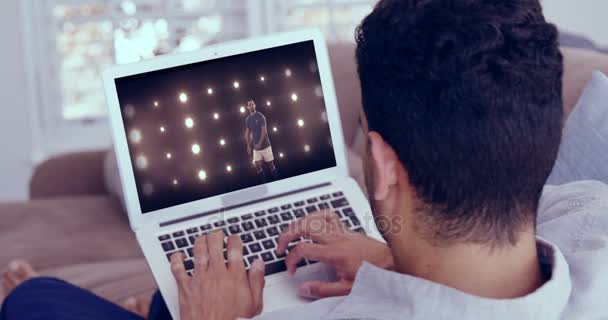 Pria yang menonton pertandingan sepak bola di laptop — Stok Video