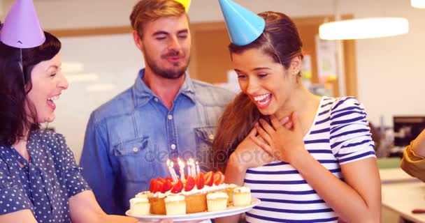 Equipo de negocios celebrando el cumpleaños de sus colegas — Vídeos de Stock