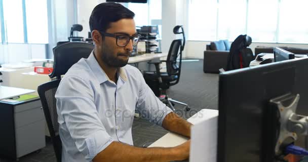 Ejecutiva masculina trabajando en computadora — Vídeo de stock