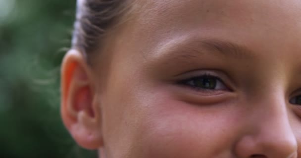 Mère mettant de la fleur dans les cheveux filles — Video