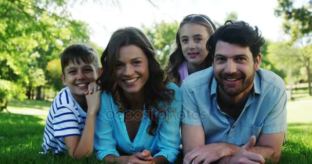 Familjen njuta av tiden tillsammans i parken — Stockvideo