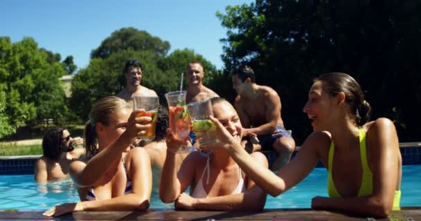 Femmes grillant des cocktails dans la piscine — Video