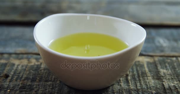Pane immerso nell'olio d'oliva — Video Stock