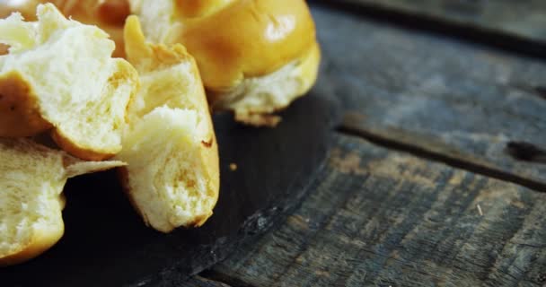 Кусочки хлеба и маринованные оливки — стоковое видео