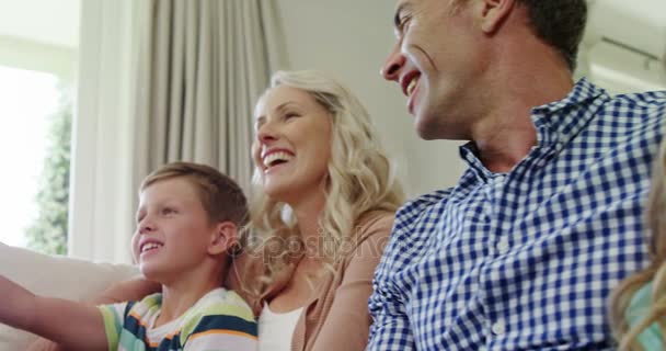 Rodina se dívá na televizi — Stock video