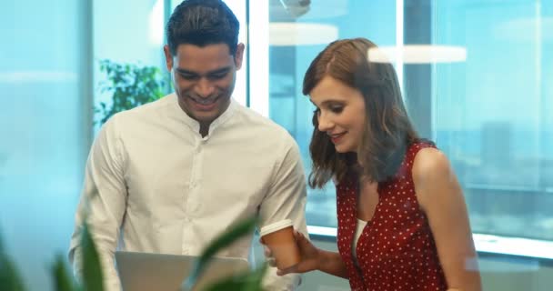 Colegas de negócios discutindo sobre laptop — Vídeo de Stock