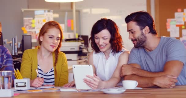 I colleghi di lavoro discutono su tablet — Video Stock