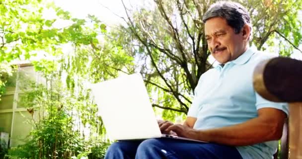 Pria senior menggunakan laptop — Stok Video